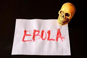 Ebola-Virus auf Papier geschrieben foto