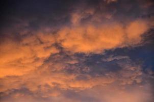 Blick auf den Sonnenuntergang mit Wolken foto