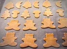 weihnachtliche Lebkuchenplätzchen frisch aus dem Ofen foto