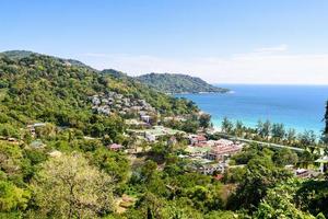 Resorts mit hoher Aussicht auf den Bergen auf der Insel Phuket foto