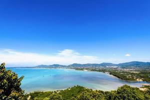 blick auf den seehimmel und die touristenstadt in phuket, thailand foto