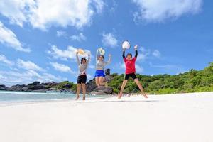 Touristische Frauen drei Generationen Familie am Strand foto