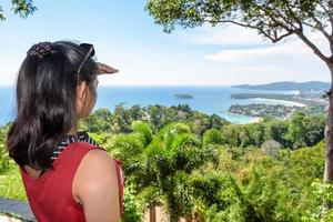 Frauentouristin auf hoher malerischer Aussicht foto