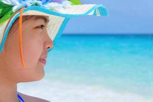 glückliches Mädchen am Strand von Thailand foto