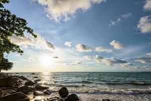 Sonnenuntergang am Strand in Thailand foto