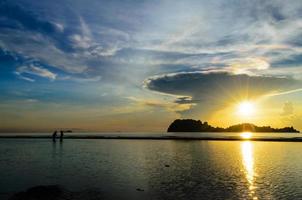 sonnenaufgang am strand von hat sai ri in chumphon foto