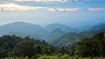 Sonnenaufgang am Doi Ang Khang in der Provinz Chiang Mai in Thailand foto