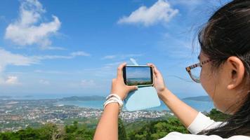 junge frauen, die mit handys fotografieren foto