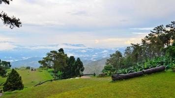 Gipfel für einen atemberaubenden Blick auf Berge, Wolken und Nebel foto