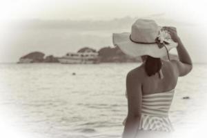 Frau am Strand im Vintage-Stil foto