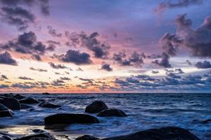 Sonnenuntergang am Strand in Thailand foto