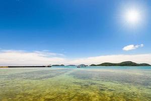 meer und strand unter der sonne im sommer, thailand foto