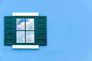 Grünes Fenster offen, um den Himmel zu reflektieren foto