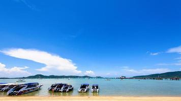 Strandhafengebiet an der Bucht von AO Chalong in Phuket, Thailand foto