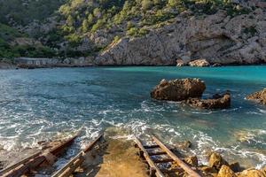 Türkisfarbenes Wasser in Esportitxol, Ibiza, Spanien. versteckte bucht auf der insel ibiza, in sant joan de labritja. foto