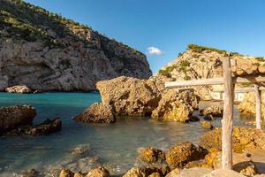 Türkisfarbenes Wasser in Esportitxol, Ibiza, Spanien. versteckte bucht auf der insel ibiza, in sant joan de labritja. foto