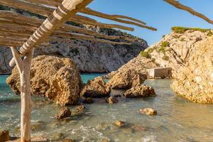 Türkisfarbenes Wasser in Esportitxol, Ibiza, Spanien. versteckte bucht auf der insel ibiza, in sant joan de labritja. foto