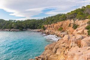 Cala Salada und Saladeta in San Antonio Abad auf den Balearen in Spanien. Langzeitbelichtung, typisches Haus für Fischerboote und Felsen. foto