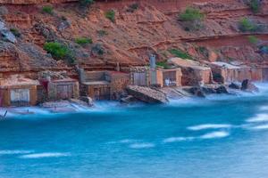 Cala Salada und Saladeta in San Antonio Abad auf den Balearen in Spanien. Langzeitbelichtung, typisches Haus für Fischerboote und Felsen. foto