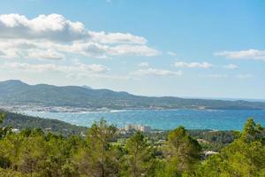 Panoramablick auf die Stadt Sant Antoni de Portmany auf Ibiza, Spanien foto