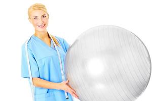 Physiotherapeut mit Fitball foto