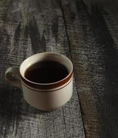 Tasse heißen Tee auf einem Holztisch foto