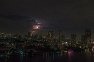 luftaufnahme des blitzschlags in der nächtlichen skyline von bangkok foto