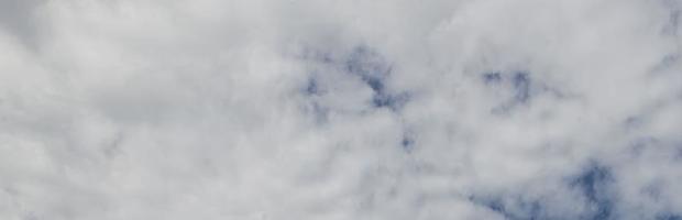 Bild eines teilweise bewölkten und teilweise klaren Himmels während des Tages foto