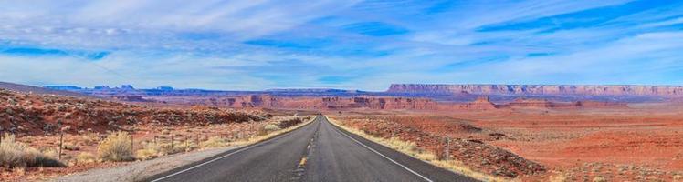 Blick entlang einer leeren Straße in der Wüste von Arizona foto