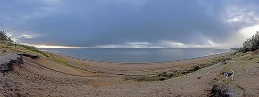 Panorama über den Strand in der Bucht von Stillingen in Dänemark während des Tages foto