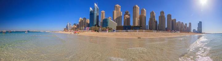 Blick auf Dubai Marina District vom offenen Strand foto