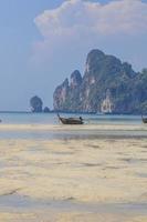 gestrandetes Boot an einem Strand auf der Insel Phi Phi foto