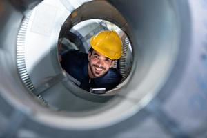 Porträt eines männlichen Ingenieurs für Schwermaschinen aus einer riesigen Industrie foto