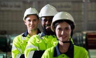 Porträt einer Schwermaschinengruppe von Ingenieuren aus einer riesigen Industrie foto