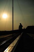 Techniker bieten vierteljährliche Wartungsdienste für Solarzellen auf dem Fabrikdach an foto