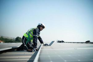 verantwortlicher ingenieur für die installation von sonnenkollektoren die installation von solarenergie foto