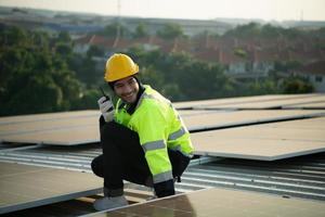 Techniker bieten vierteljährliche Wartungsdienste für Solarzellen auf dem Fabrikdach an foto