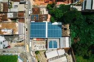 Luftaufnahme von oben nach unten von Sonnenkollektoren PV-Module, die auf Flachdach-Photovoltaik-Solarzellen montiert sind, absorbieren Sonnenlicht foto