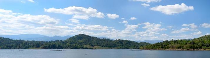 Panorama ruhiger Meerblick mit entspannendem Konzept der Insel und blauem Himmel, schöner tropischer Hintergrund für Reiselandschaft foto