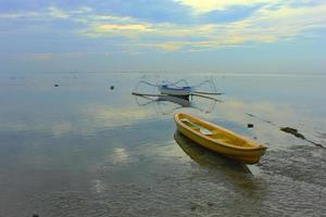 Blick auf ein Fischerboot am Strand. foto