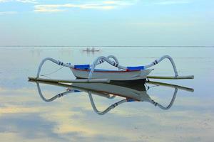 Blick auf ein Fischerboot am Strand. foto