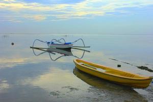 Blick auf ein Fischerboot am Strand. foto