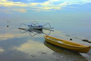 Blick auf ein Fischerboot am Strand. foto