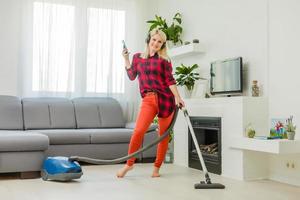 Frau reinigt den Boden des Hauses foto
