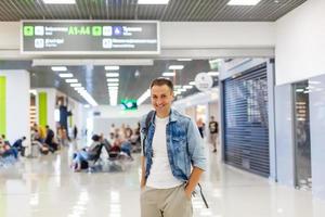 porträt eines glücklichen männlichen reisenden, der mit rucksack geht foto