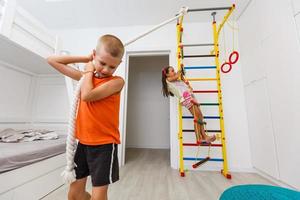 Kinder spielen im Kinderzimmer drinnen foto