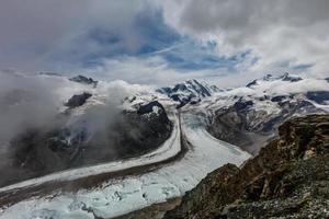 panorama der atemberaubenden berge und gletscher oben, schweiz. foto