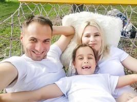 Porträt der Familie in einer Hängematte foto