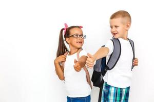 Kindermode. moderner Junge und Mädchen posieren zusammen im Studio. Bildung. foto