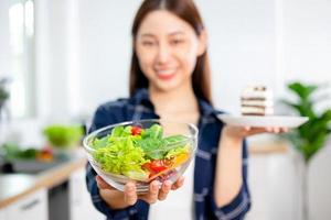 grüne vegane frühstücksmahlzeit in schüssel mit spinat und gemüse, asiatische frauendiät und zeigen gesundes essen foto